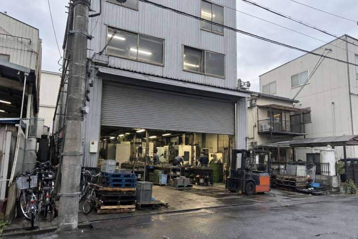 道の向かいから見た由良精工の工場